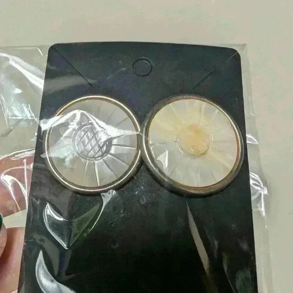 Vintage 80s mother of pearl earrings - Picture 3 of 7